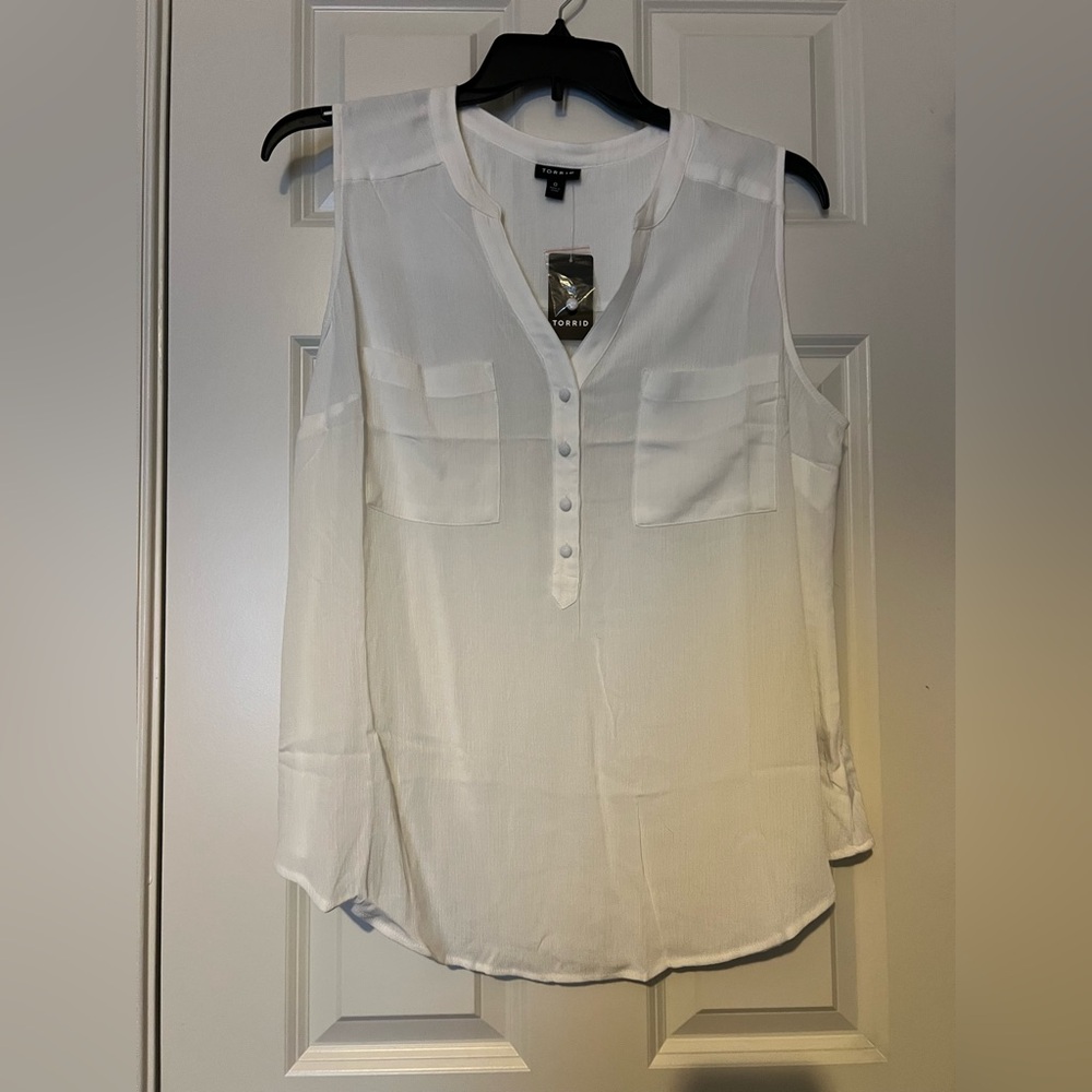 NWT Torrid sleeveless dress shirt. Size 0.